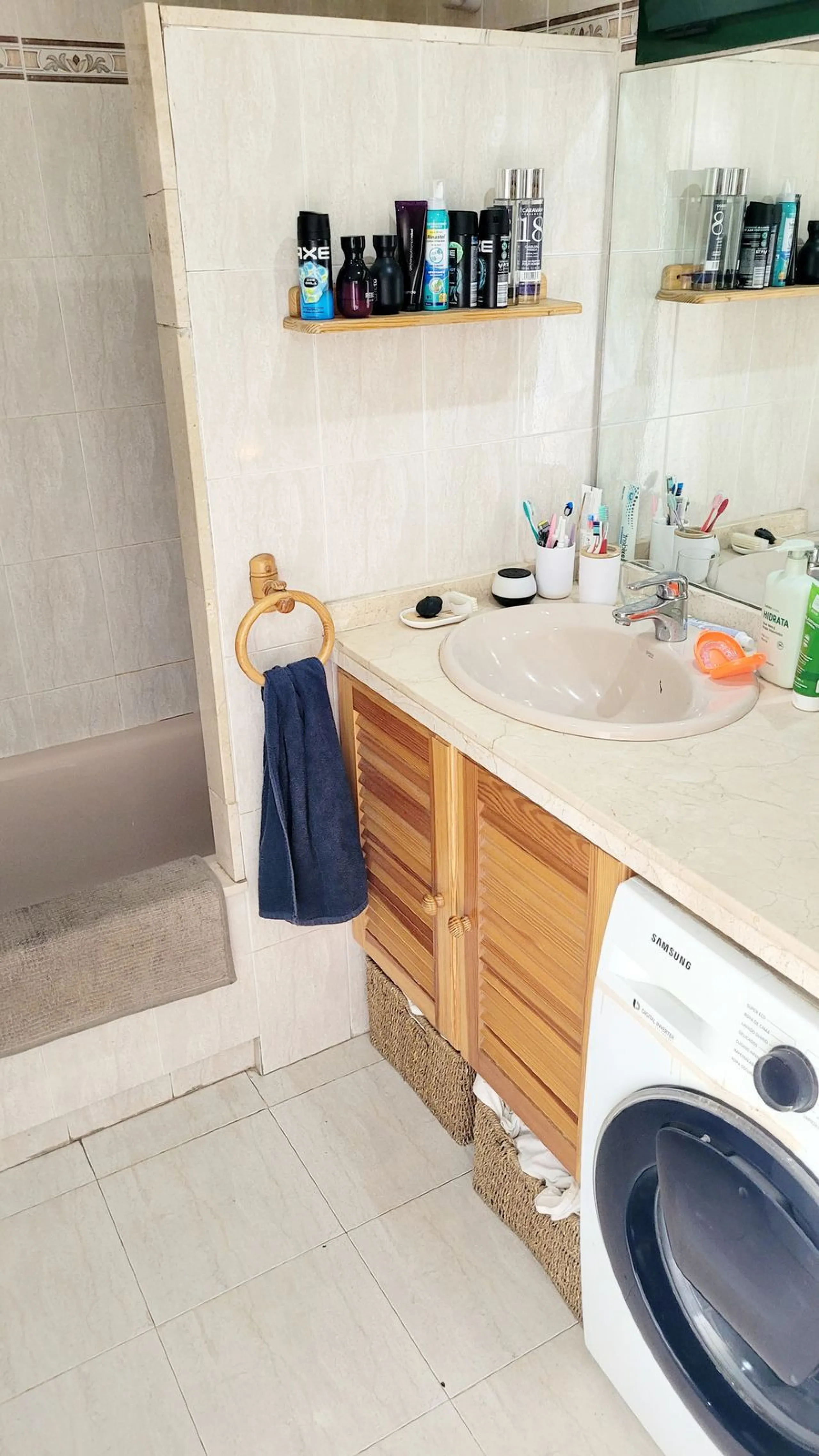 We are pleased to offer for sale this fabulous well-maintained 3 bedroom 2 bathroom apartment close to amenities and near the beach.