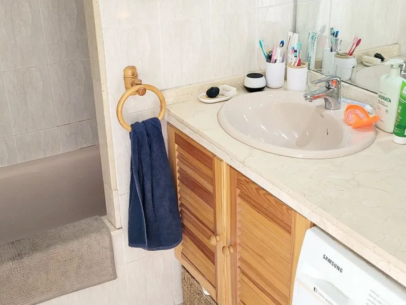 We are pleased to offer for sale this fabulous well-maintained 3 bedroom 2 bathroom apartment close to amenities and near the beach.