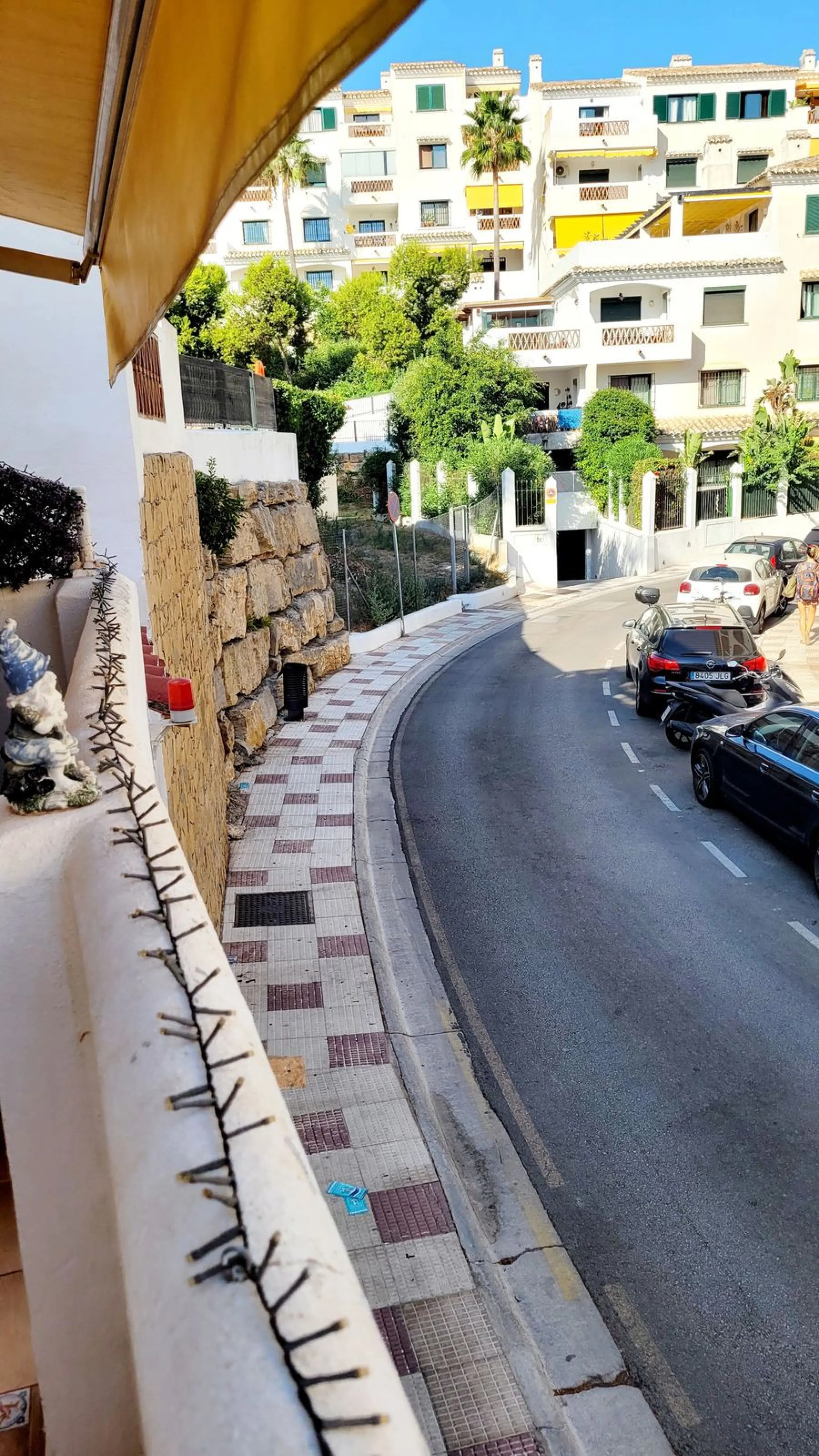 We are pleased to offer for sale this fabulous well-maintained 3 bedroom 2 bathroom apartment close to amenities and near the beach.