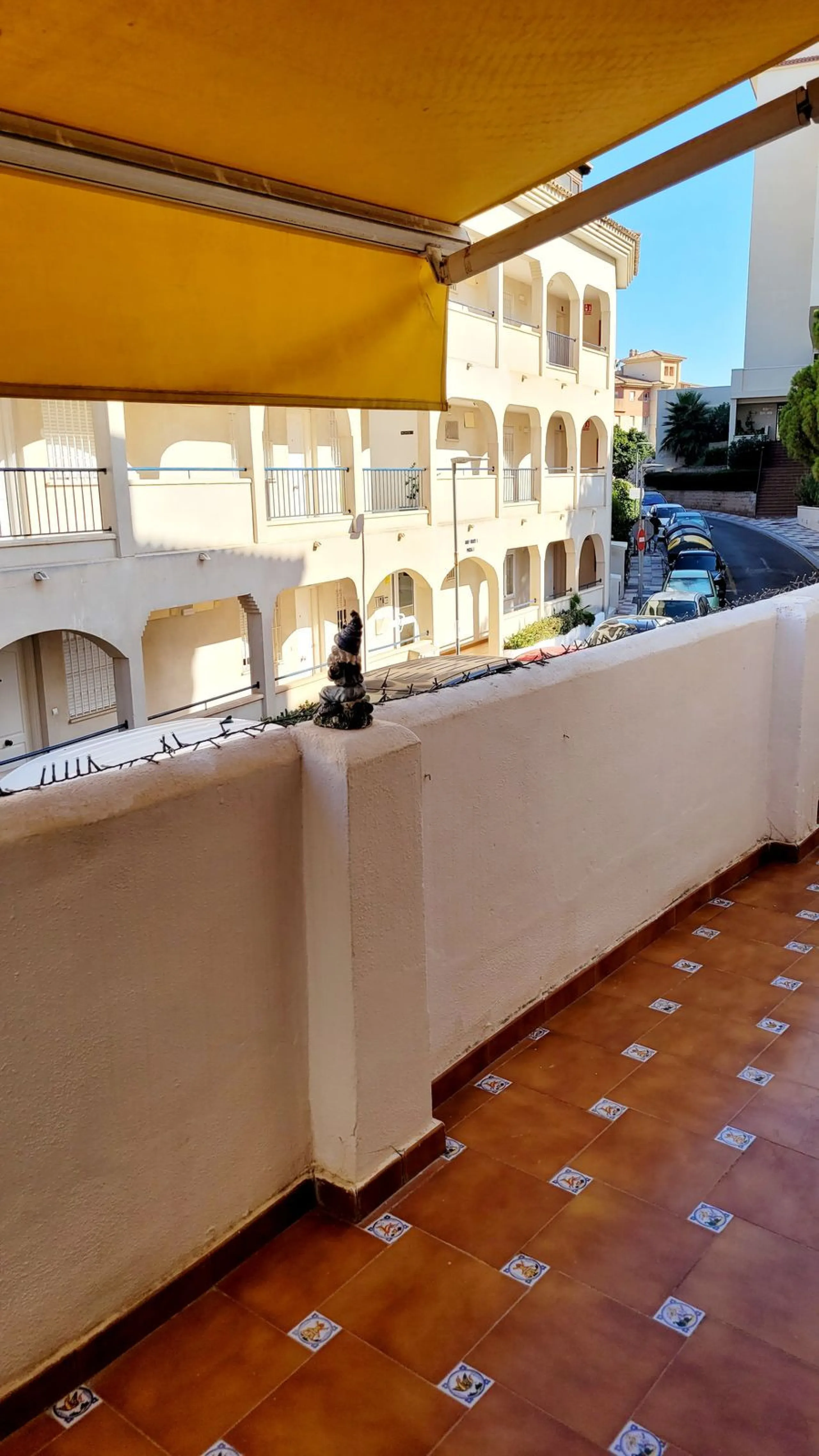 We are pleased to offer for sale this fabulous well-maintained 3 bedroom 2 bathroom apartment close to amenities and near the beach.