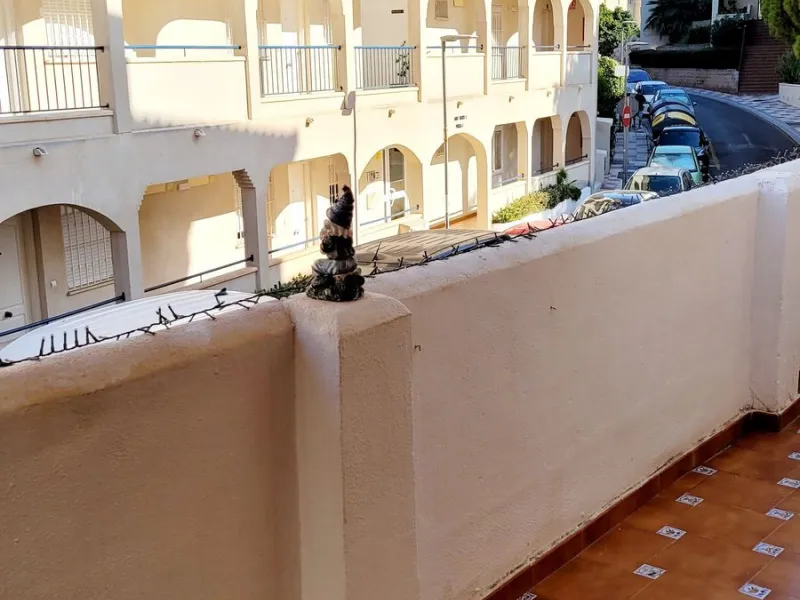 We are pleased to offer for sale this fabulous well-maintained 3 bedroom 2 bathroom apartment close to amenities and near the beach.