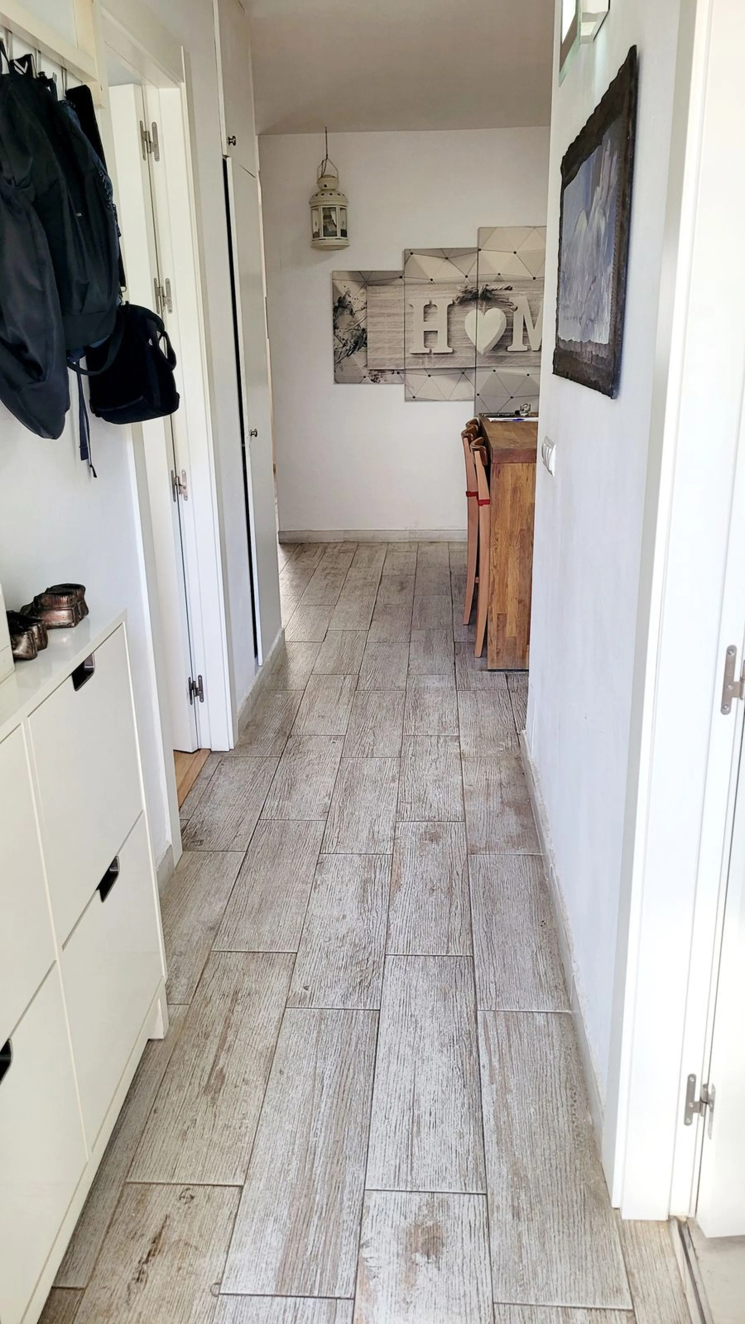 We are pleased to offer for sale this fabulous well-maintained 3 bedroom 2 bathroom apartment close to amenities and near the beach.