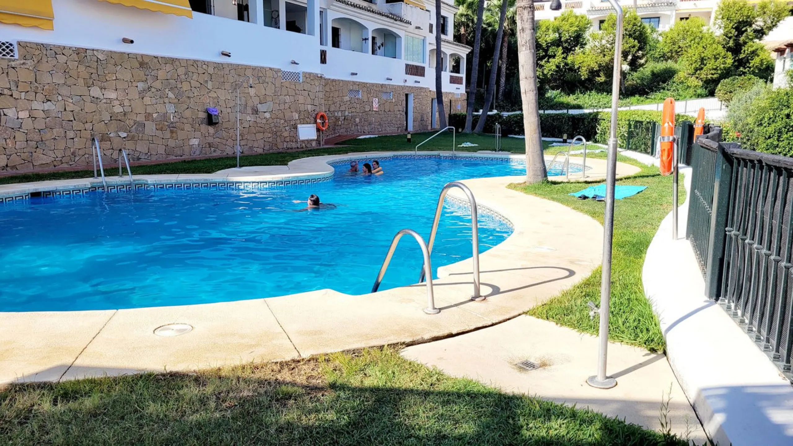 We are pleased to offer for sale this fabulous well-maintained 3 bedroom 2 bathroom apartment close to amenities and near the beach.