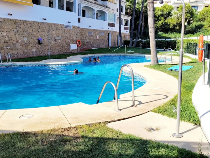 We are pleased to offer for sale this fabulous well-maintained 3 bedroom 2 bathroom apartment close to amenities and near the beach.
