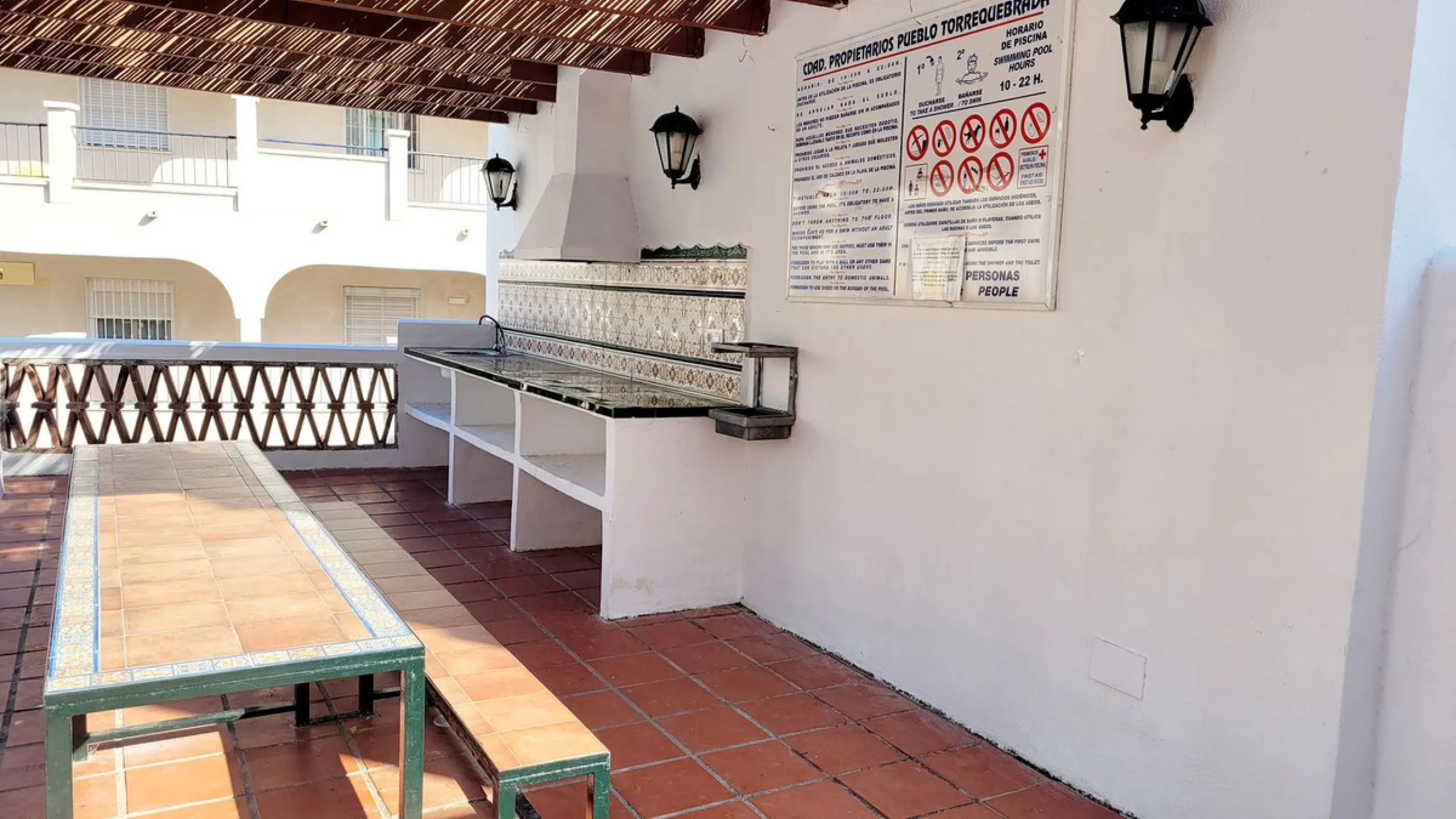 We are pleased to offer for sale this fabulous well-maintained 3 bedroom 2 bathroom apartment close to amenities and near the beach.