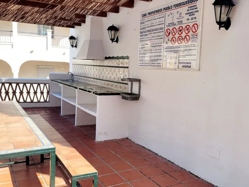 We are pleased to offer for sale this fabulous well-maintained 3 bedroom 2 bathroom apartment close to amenities and near the beach.