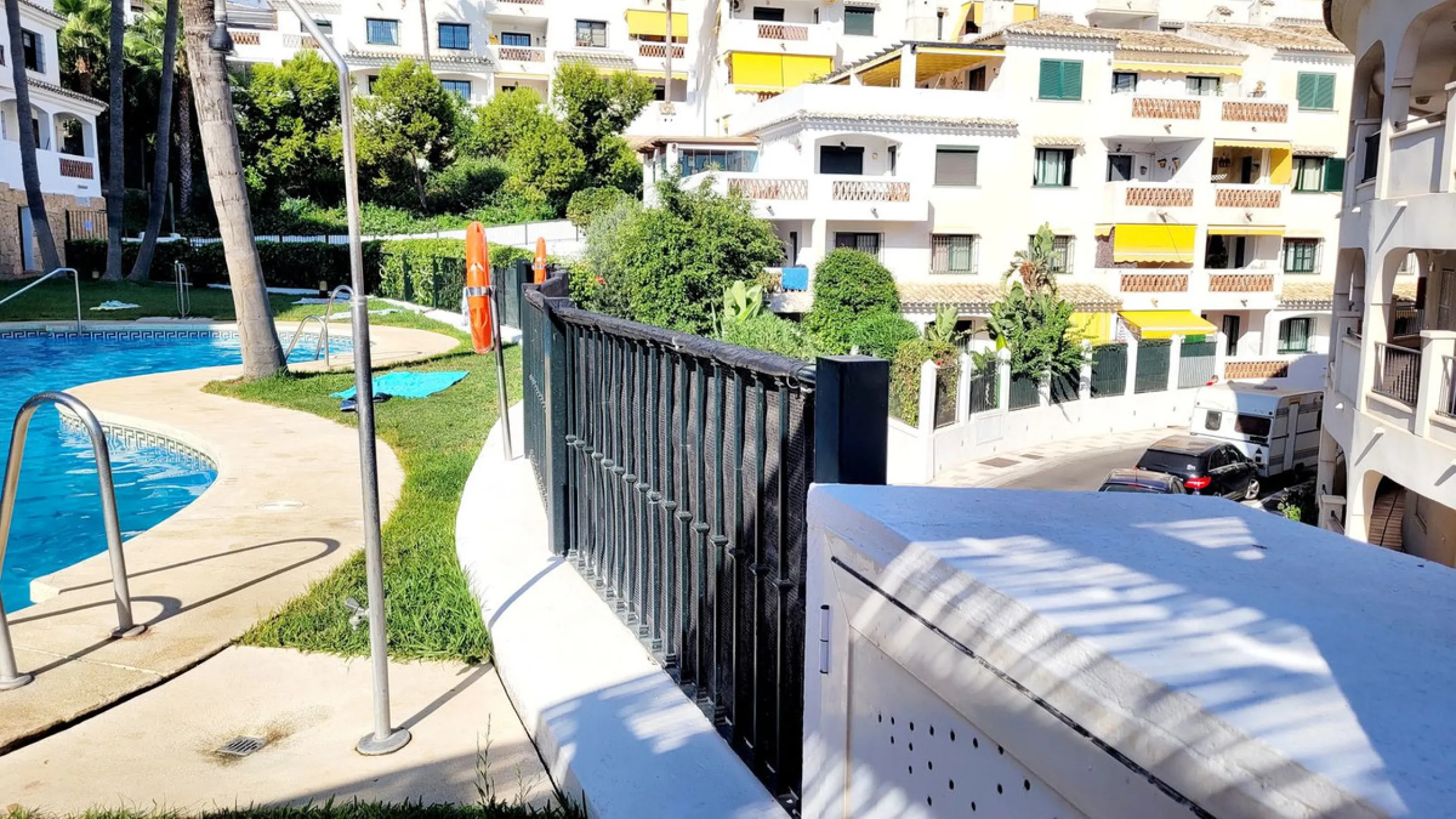 We are pleased to offer for sale this fabulous well-maintained 3 bedroom 2 bathroom apartment close to amenities and near the beach.
