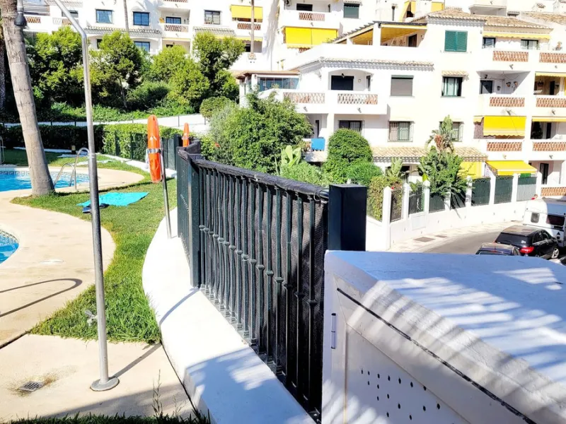 We are pleased to offer for sale this fabulous well-maintained 3 bedroom 2 bathroom apartment close to amenities and near the beach.