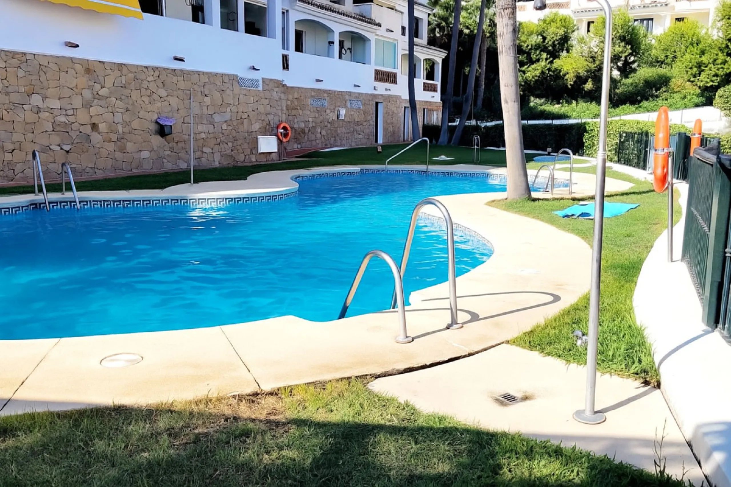 We are pleased to offer for sale this fabulous well-maintained 3 bedroom 2 bathroom apartment close to amenities and near the beach.