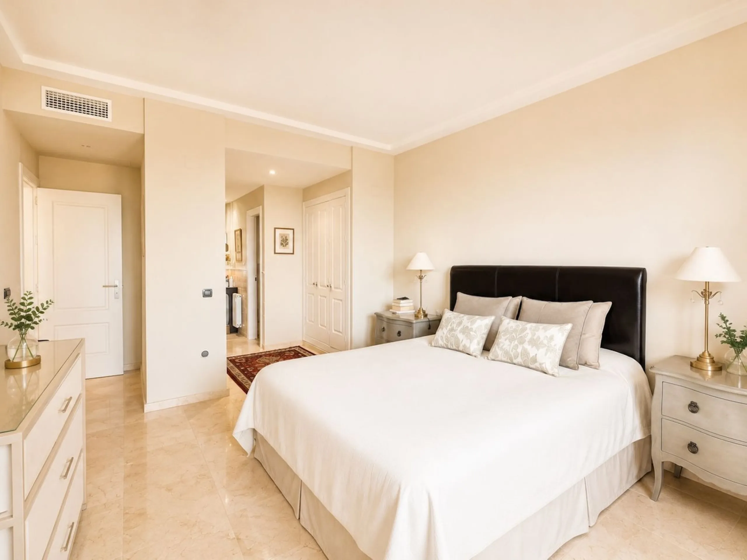 Невероятный пентхаус с  3 спальнями и потрясающим видом на море и поле для гольфа Marbella Golf! Расположенный в эксклюзивном жилом комплексе El Lagar del Rosario, этот объект идеально подходит для тех, кто ищет просторные помещения и уникальные виды на м