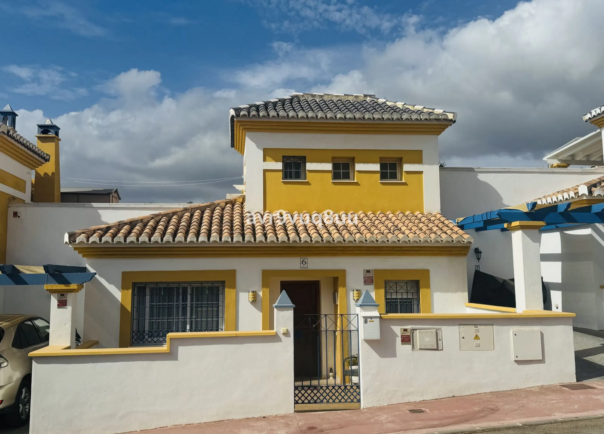 House - Townhouse в продаже в Mijas, Málaga. В доме 4 спален и 3 ванных комнат. Площадь дома 216 м². Площадь участка 321 м²