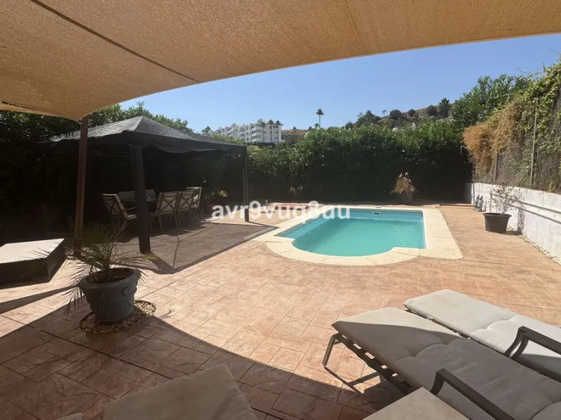 House - Townhouse в продаже в Mijas, Málaga. В доме 4 спален и 3 ванных комнат. Площадь дома 216 м². Площадь участка 321 м²