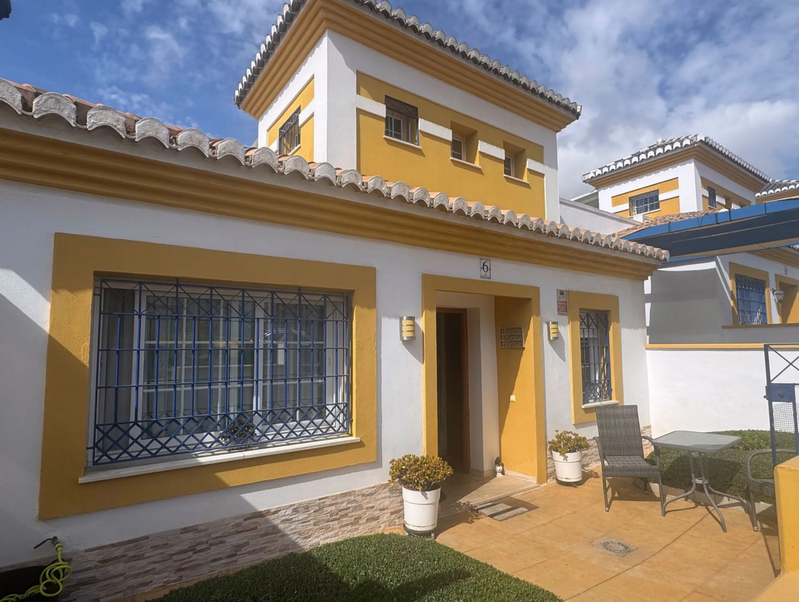House - Townhouse в продаже в Mijas, Málaga. В доме 4 спален и 3 ванных комнат. Площадь дома 216 м². Площадь участка 321 м²