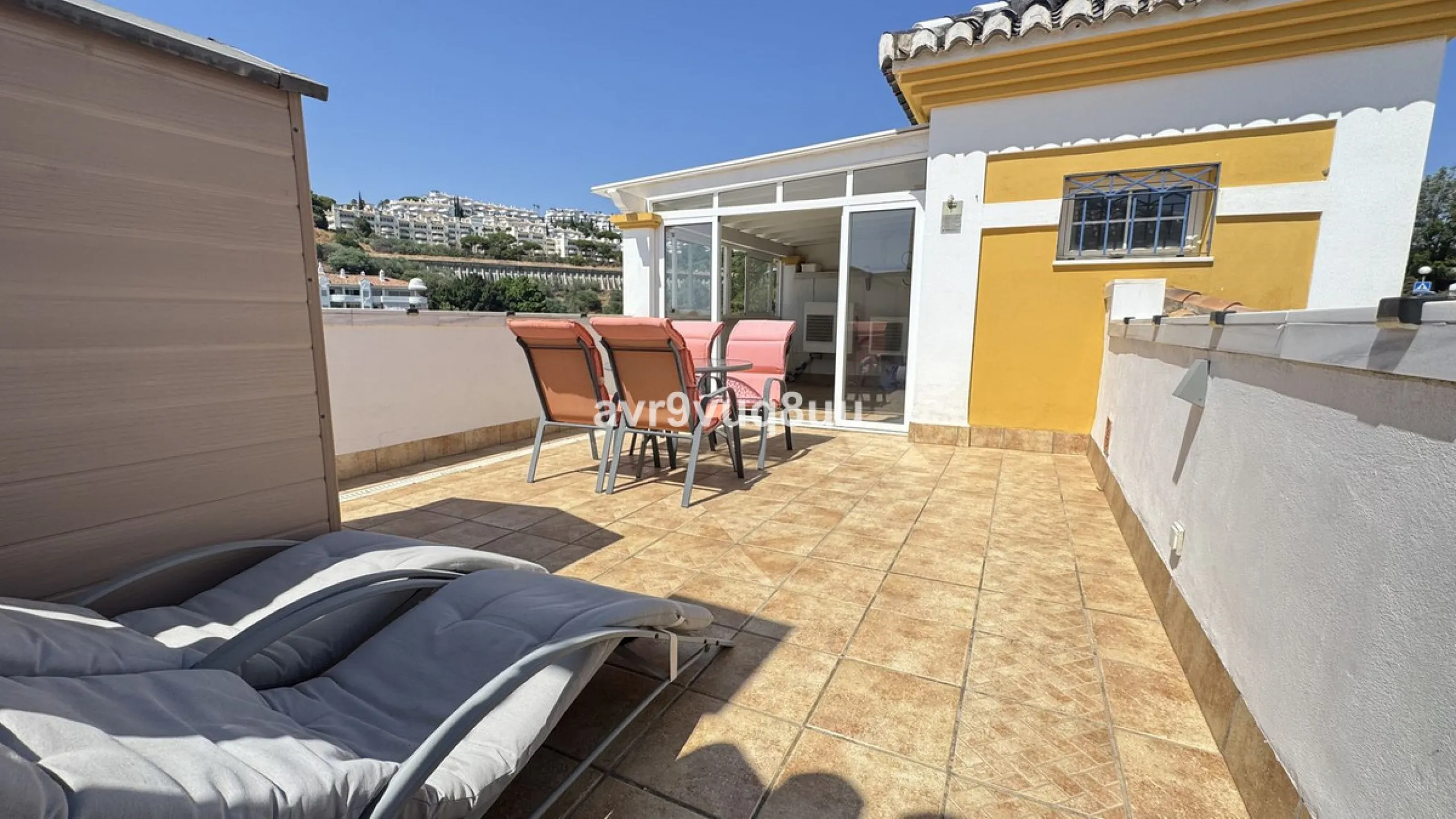 House - Townhouse в продаже в Mijas, Málaga. В доме 4 спален и 3 ванных комнат. Площадь дома 216 м². Площадь участка 321 м²