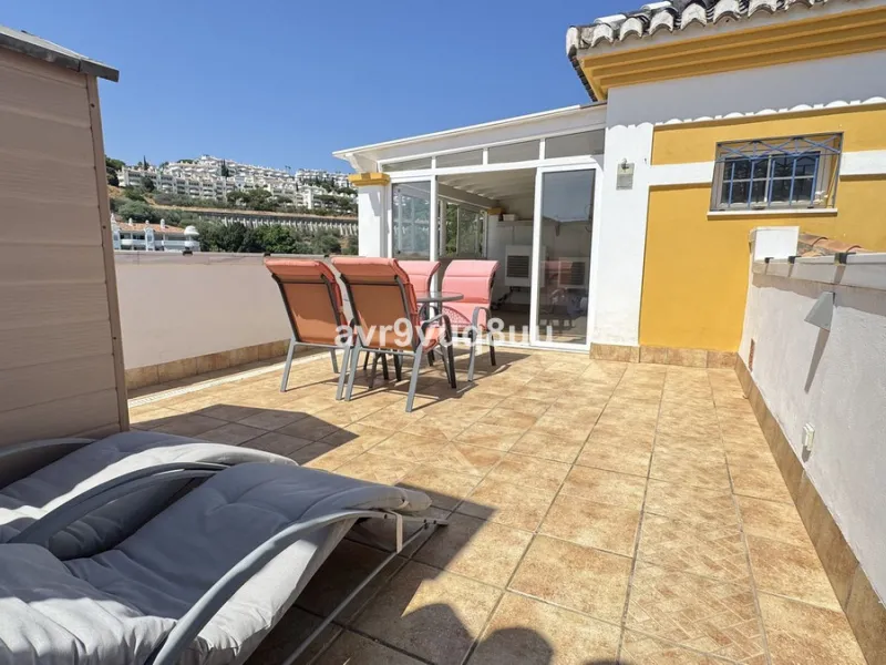 House - Townhouse в продаже в Mijas, Málaga. В доме 4 спален и 3 ванных комнат. Площадь дома 216 м². Площадь участка 321 м²