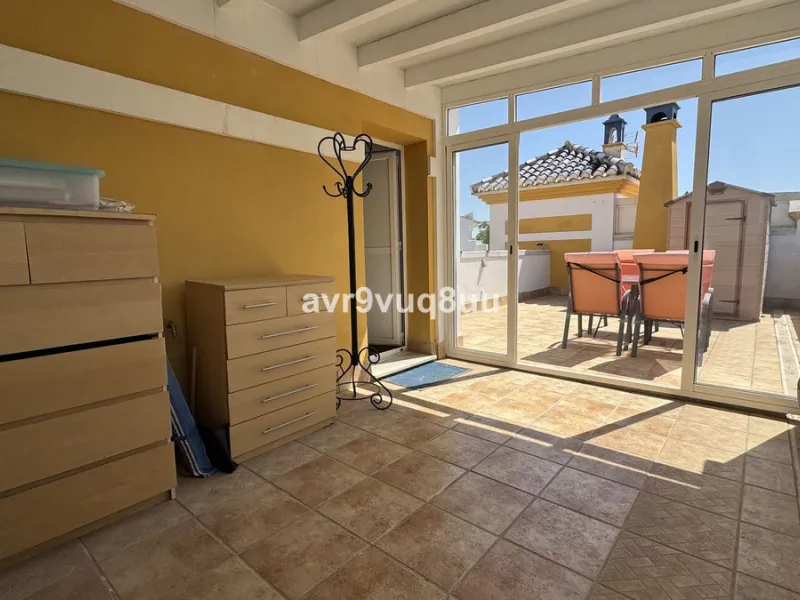 House - Townhouse в продаже в Mijas, Málaga. В доме 4 спален и 3 ванных комнат. Площадь дома 216 м². Площадь участка 321 м²