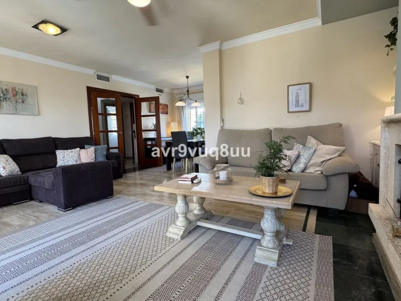 House - Townhouse в продаже в Mijas, Málaga. В доме 4 спален и 3 ванных комнат. Площадь дома 216 м². Площадь участка 321 м²