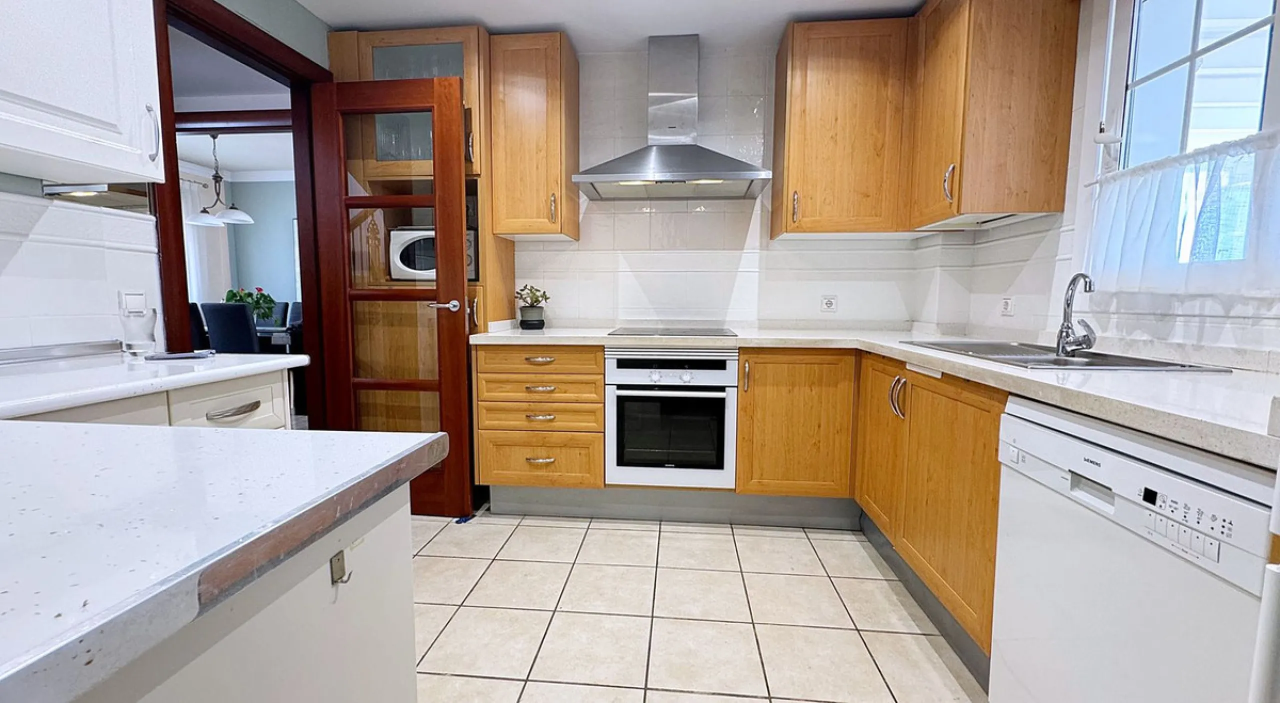 House - Townhouse в продаже в Mijas, Málaga. В доме 4 спален и 3 ванных комнат. Площадь дома 216 м². Площадь участка 321 м²
