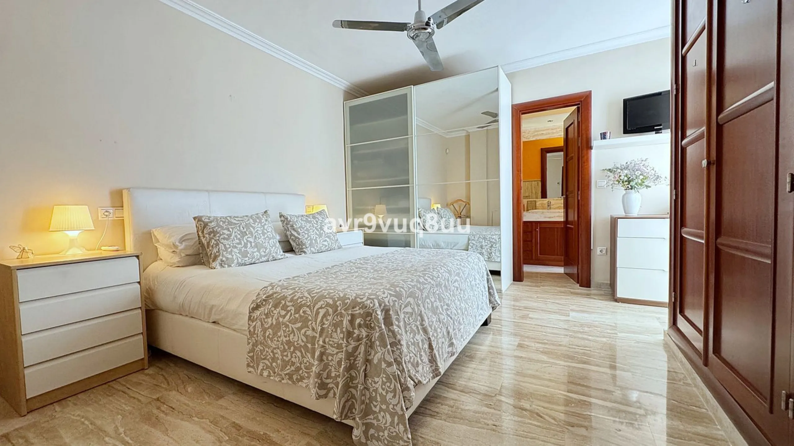 House - Townhouse в продаже в Mijas, Málaga. В доме 4 спален и 3 ванных комнат. Площадь дома 216 м². Площадь участка 321 м²