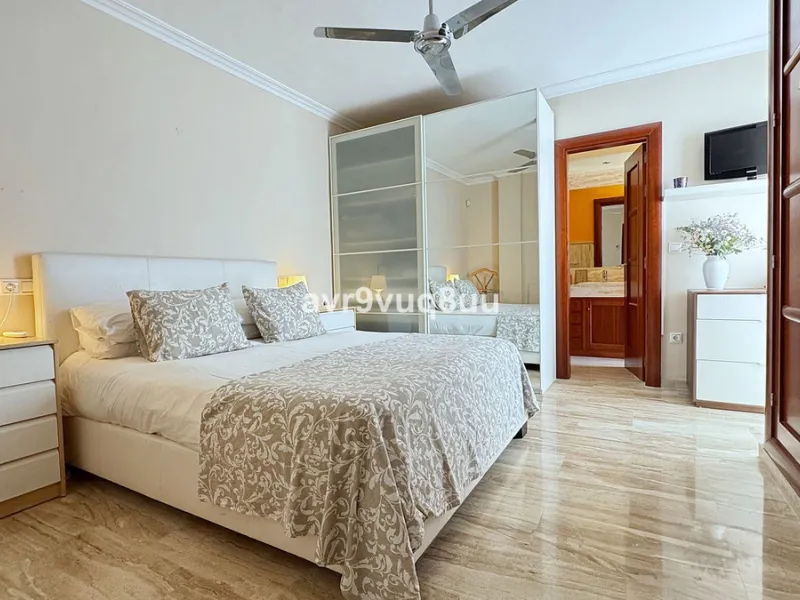 House - Townhouse в продаже в Mijas, Málaga. В доме 4 спален и 3 ванных комнат. Площадь дома 216 м². Площадь участка 321 м²