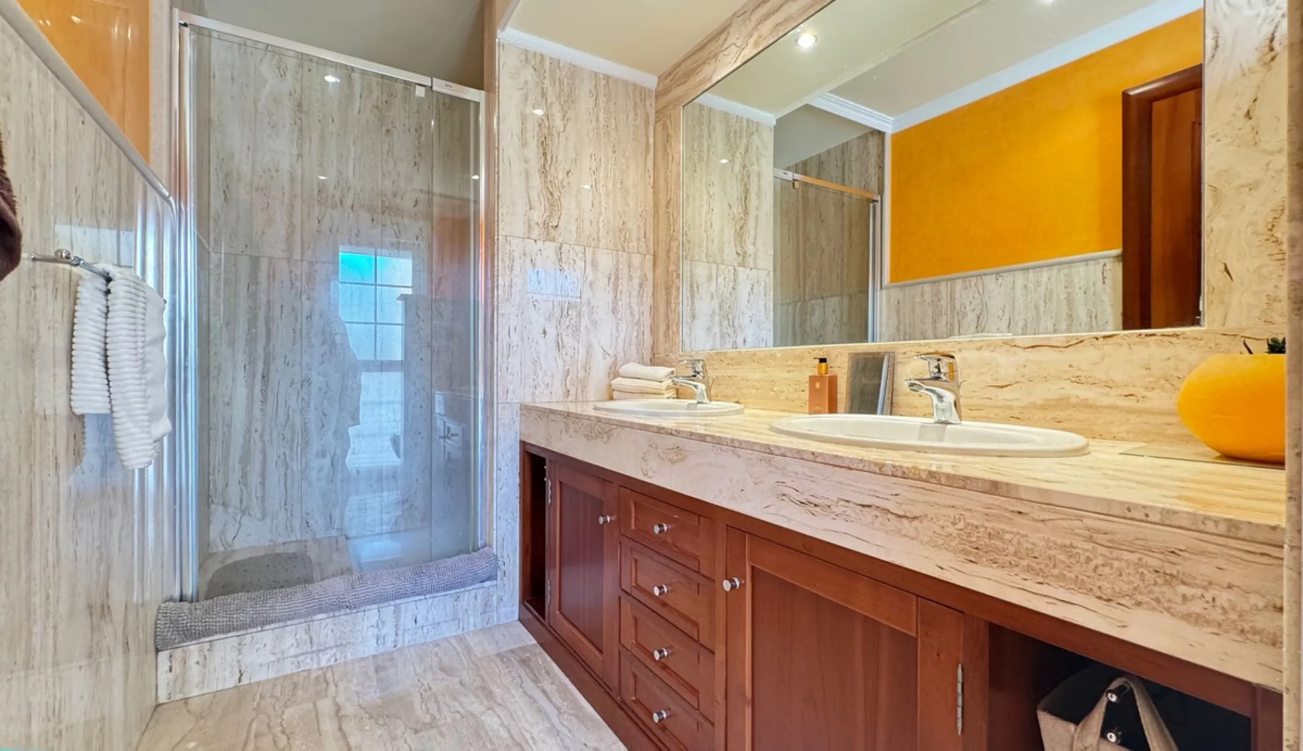 House - Townhouse в продаже в Mijas, Málaga. В доме 4 спален и 3 ванных комнат. Площадь дома 216 м². Площадь участка 321 м²