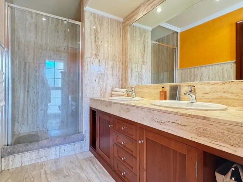 House - Townhouse в продаже в Mijas, Málaga. В доме 4 спален и 3 ванных комнат. Площадь дома 216 м². Площадь участка 321 м²