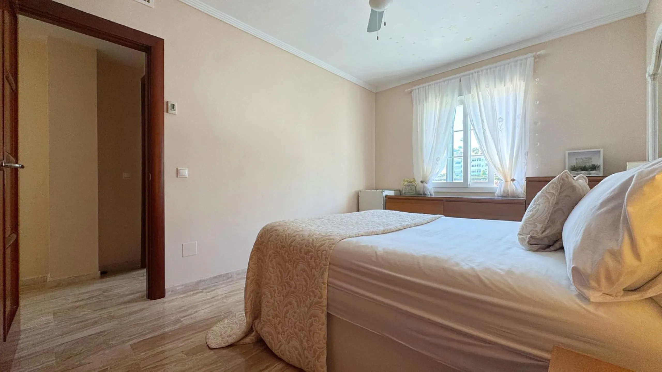 House - Townhouse в продаже в Mijas, Málaga. В доме 4 спален и 3 ванных комнат. Площадь дома 216 м². Площадь участка 321 м²