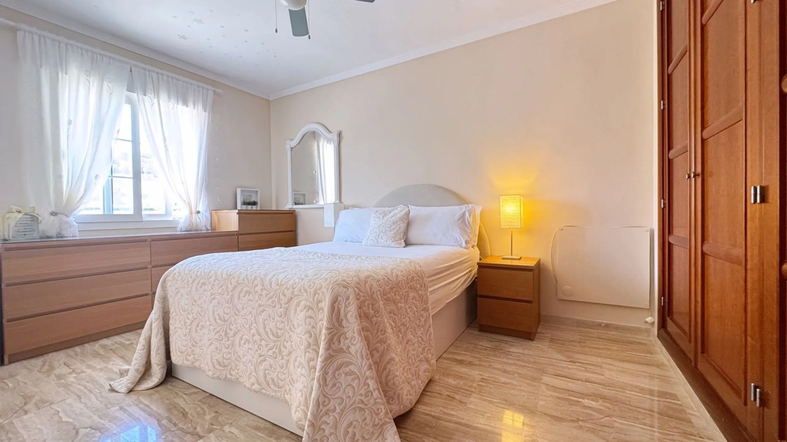 House - Townhouse в продаже в Mijas, Málaga. В доме 4 спален и 3 ванных комнат. Площадь дома 216 м². Площадь участка 321 м²