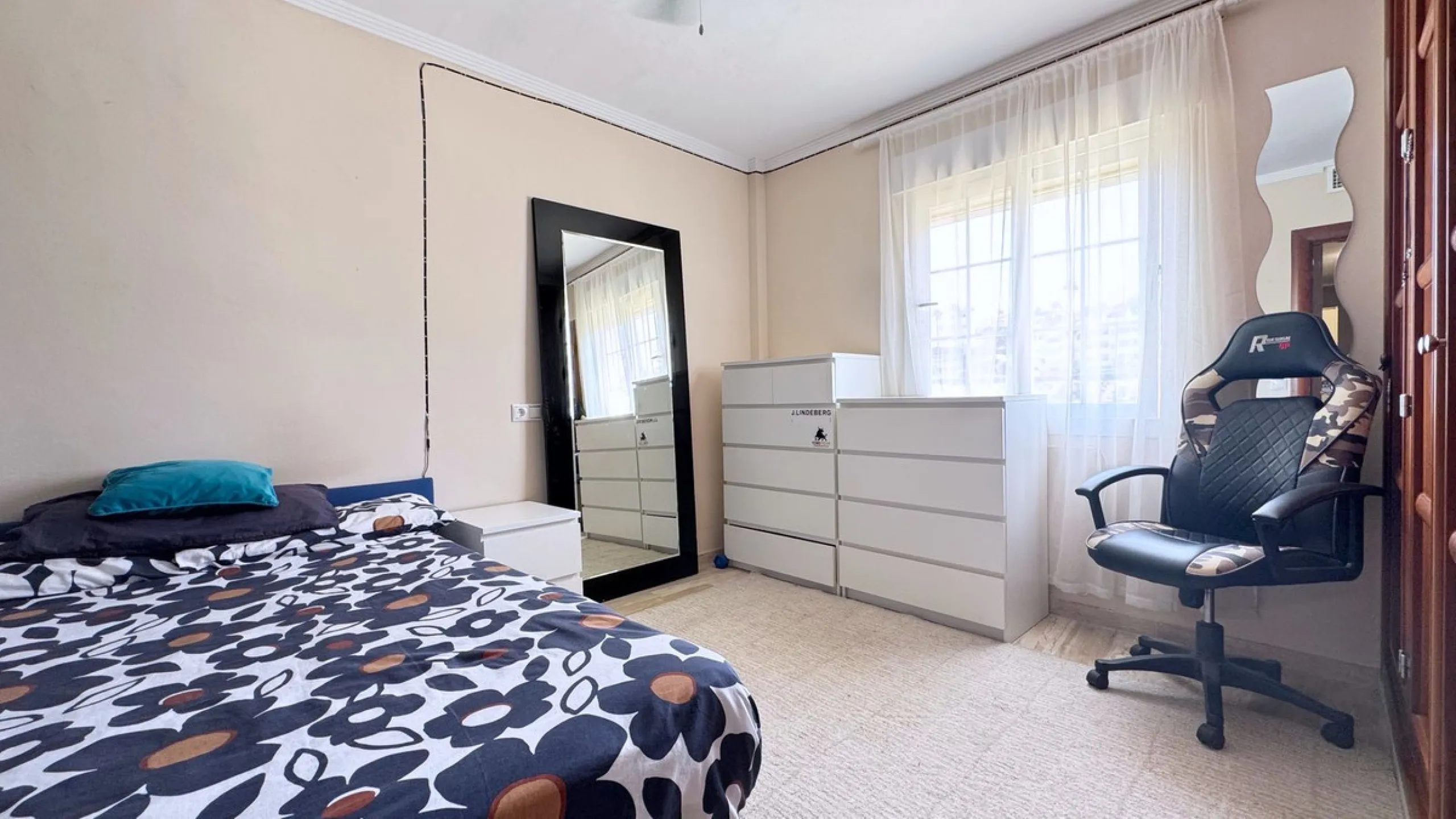 House - Townhouse в продаже в Mijas, Málaga. В доме 4 спален и 3 ванных комнат. Площадь дома 216 м². Площадь участка 321 м²