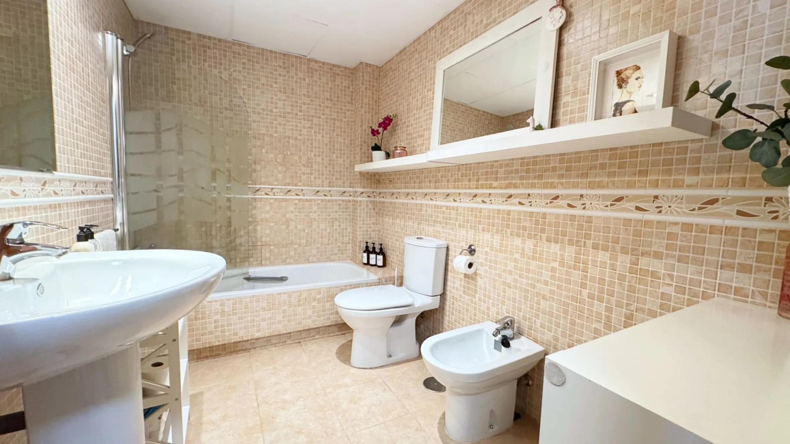House - Townhouse в продаже в Mijas, Málaga. В доме 4 спален и 3 ванных комнат. Площадь дома 216 м². Площадь участка 321 м²