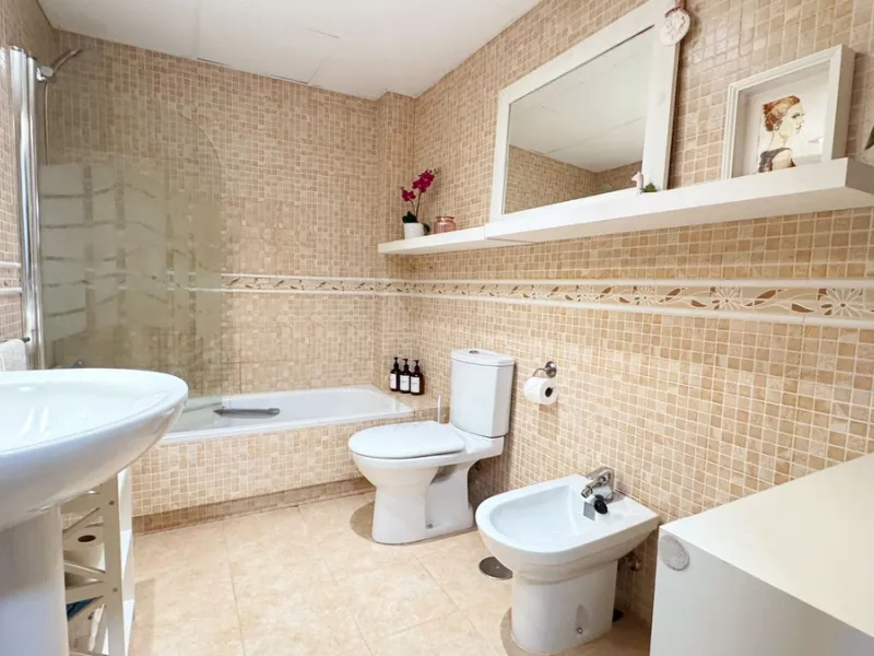 House - Townhouse в продаже в Mijas, Málaga. В доме 4 спален и 3 ванных комнат. Площадь дома 216 м². Площадь участка 321 м²