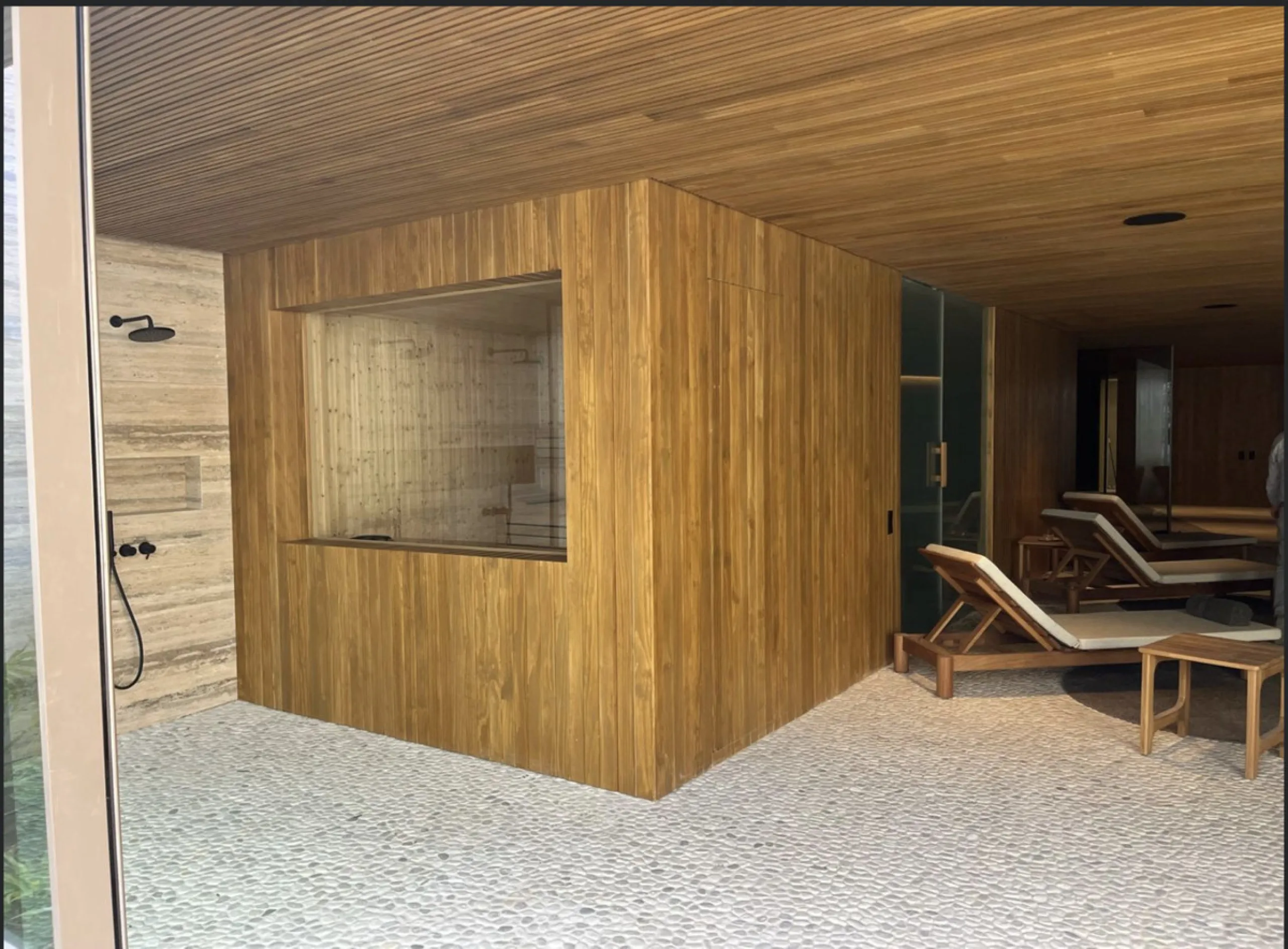 House - Detached Villa в продаже в Estepona, Málaga. В доме 3 спален и 5 ванных комнат. Площадь дома 375 м². Площадь участка 1034 м²