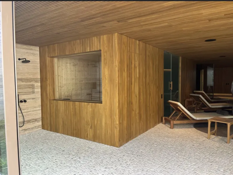House - Detached Villa в продаже в Estepona, Málaga. В доме 3 спален и 5 ванных комнат. Площадь дома 375 м². Площадь участка 1034 м²