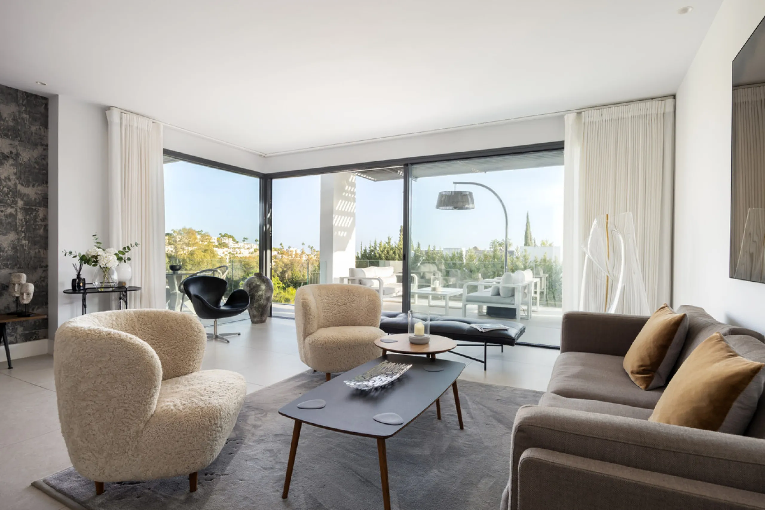 This beautifully designed two-bedroom, two-bathroom apartment offers a harmonious blend of comfort and sophistication in one of the most sought-after areas of the Golf Valley. Located in Urbanization Aqualina wiith 112 m² of interior living space and a ge