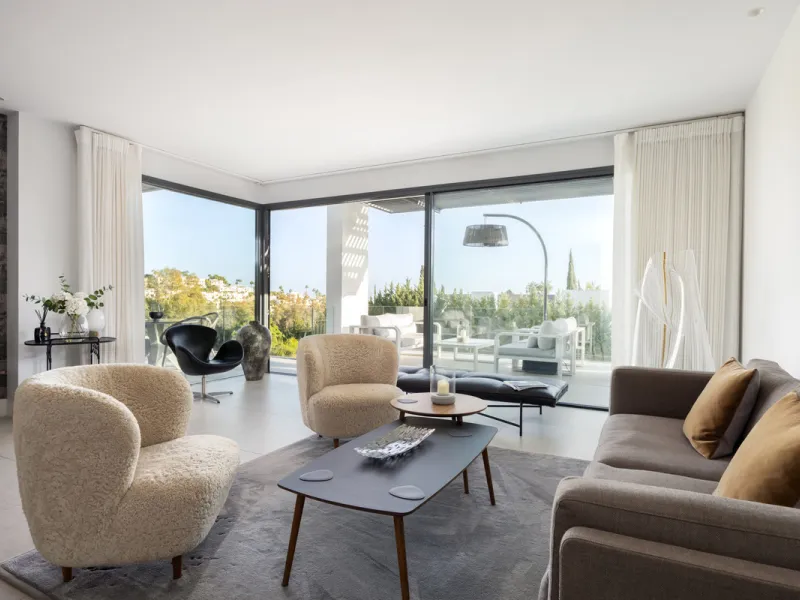This beautifully designed two-bedroom, two-bathroom apartment offers a harmonious blend of comfort and sophistication in one of the most sought-after areas of the Golf Valley. Located in Urbanization Aqualina wiith 112 m² of interior living space and a ge