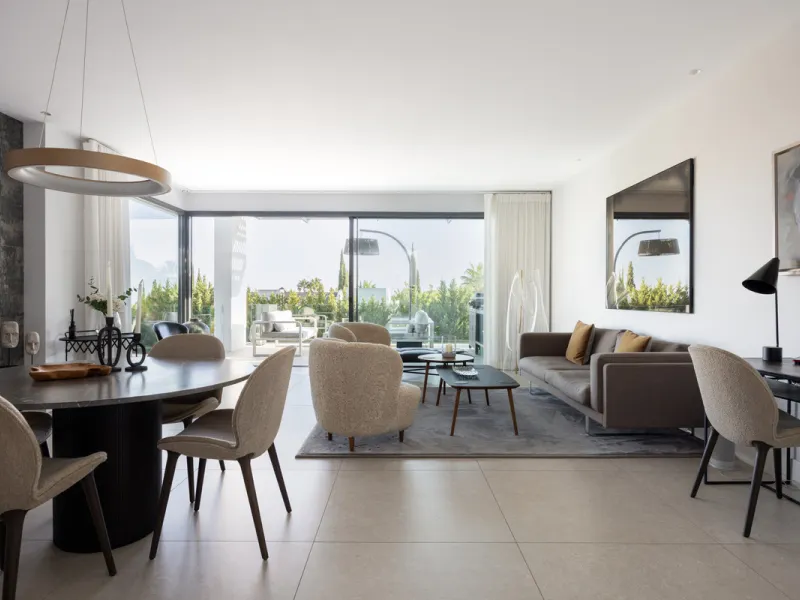 This beautifully designed two-bedroom, two-bathroom apartment offers a harmonious blend of comfort and sophistication in one of the most sought-after areas of the Golf Valley. Located in Urbanization Aqualina wiith 112 m² of interior living space and a ge