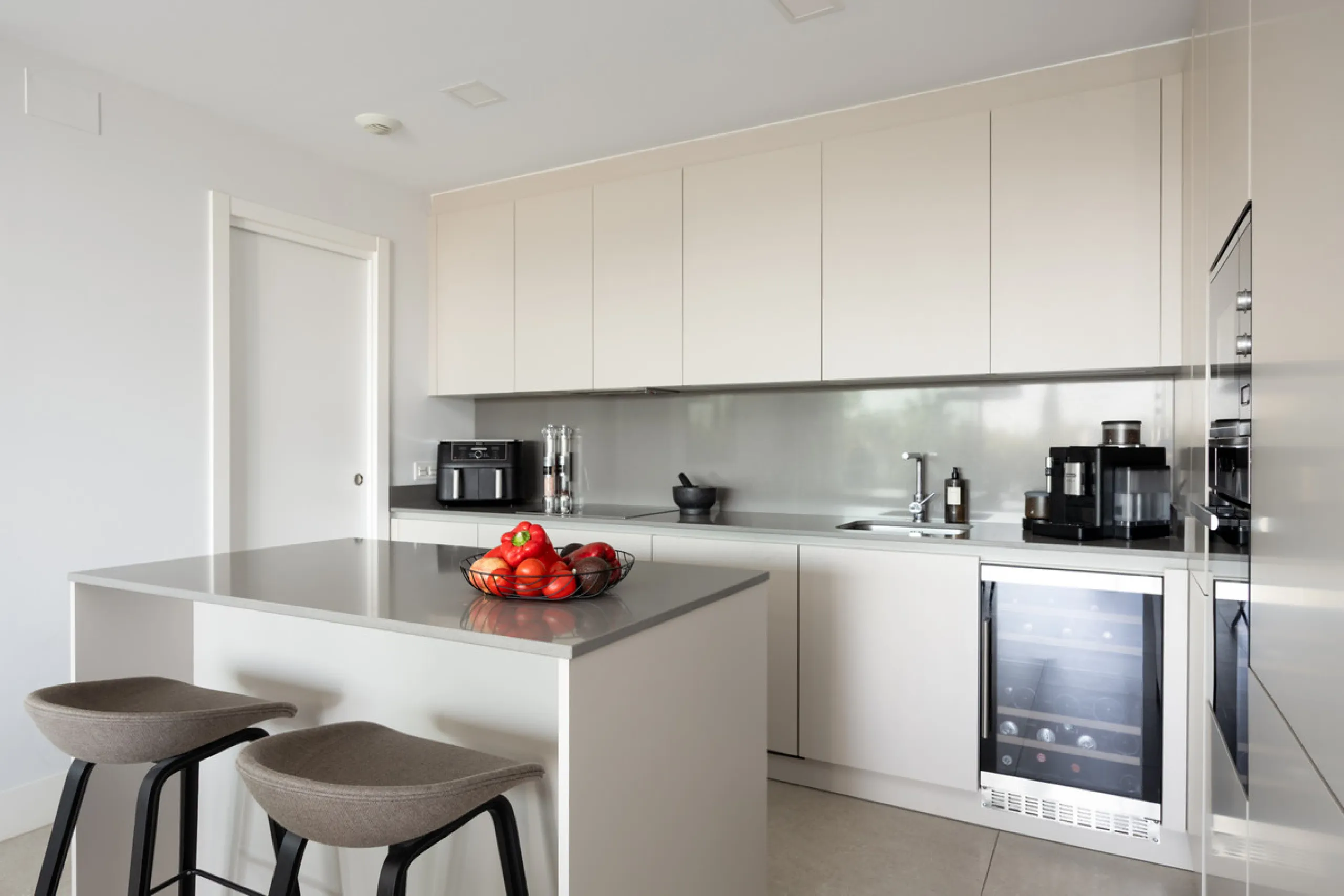 This beautifully designed two-bedroom, two-bathroom apartment offers a harmonious blend of comfort and sophistication in one of the most sought-after areas of the Golf Valley. Located in Urbanization Aqualina wiith 112 m² of interior living space and a ge