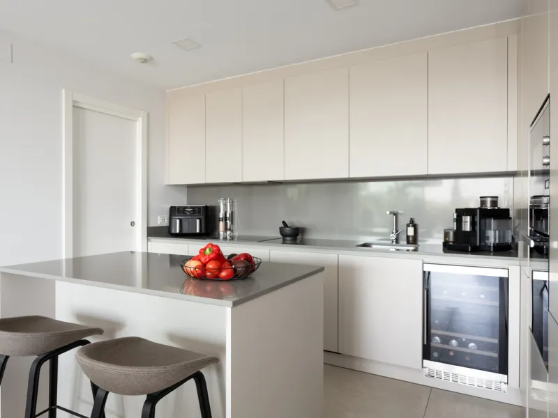 This beautifully designed two-bedroom, two-bathroom apartment offers a harmonious blend of comfort and sophistication in one of the most sought-after areas of the Golf Valley. Located in Urbanization Aqualina wiith 112 m² of interior living space and a ge