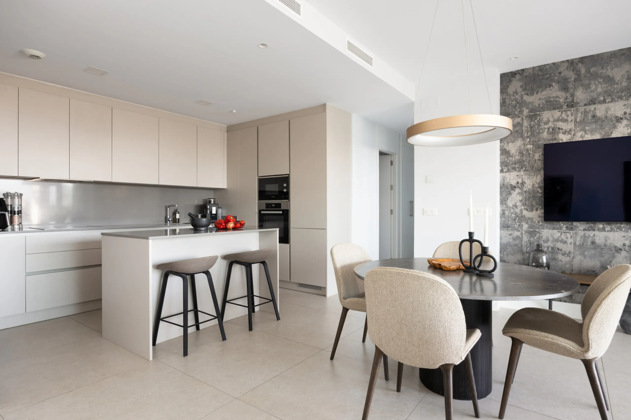 This beautifully designed two-bedroom, two-bathroom apartment offers a harmonious blend of comfort and sophistication in one of the most sought-after areas of the Golf Valley. Located in Urbanization Aqualina wiith 112 m² of interior living space and a ge