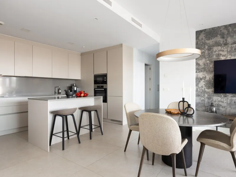 This beautifully designed two-bedroom, two-bathroom apartment offers a harmonious blend of comfort and sophistication in one of the most sought-after areas of the Golf Valley. Located in Urbanization Aqualina wiith 112 m² of interior living space and a ge