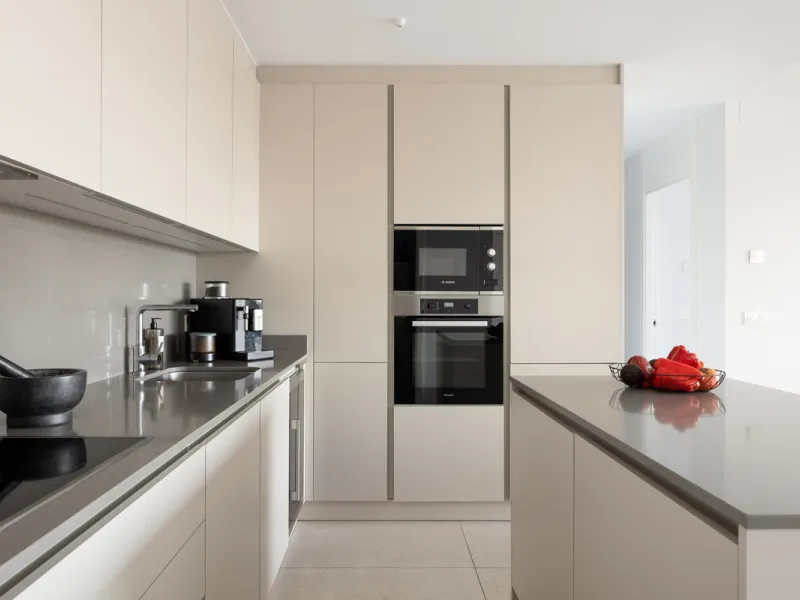 This beautifully designed two-bedroom, two-bathroom apartment offers a harmonious blend of comfort and sophistication in one of the most sought-after areas of the Golf Valley. Located in Urbanization Aqualina wiith 112 m² of interior living space and a ge