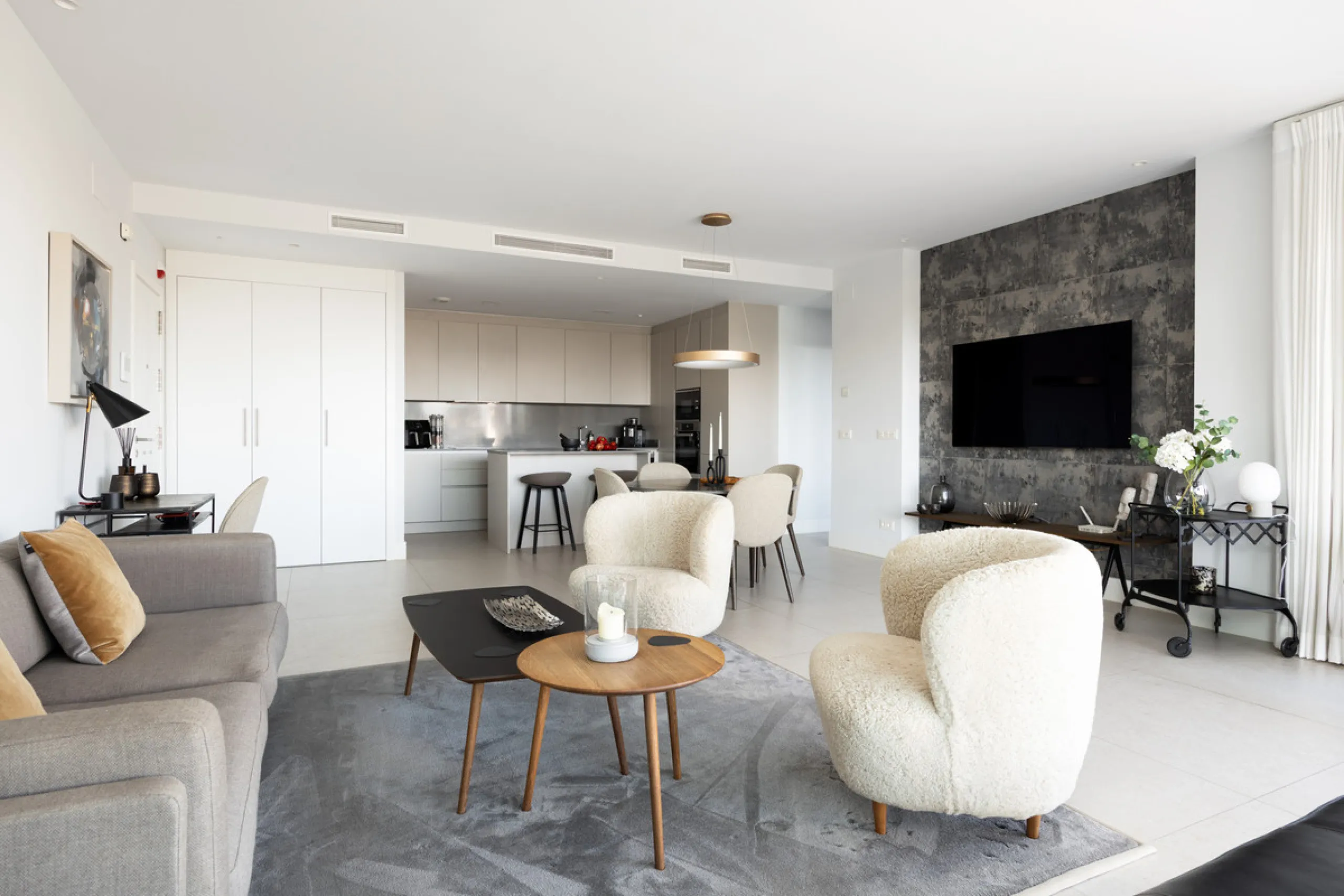 This beautifully designed two-bedroom, two-bathroom apartment offers a harmonious blend of comfort and sophistication in one of the most sought-after areas of the Golf Valley. Located in Urbanization Aqualina wiith 112 m² of interior living space and a ge
