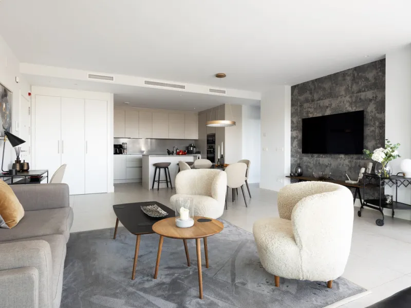 This beautifully designed two-bedroom, two-bathroom apartment offers a harmonious blend of comfort and sophistication in one of the most sought-after areas of the Golf Valley. Located in Urbanization Aqualina wiith 112 m² of interior living space and a ge