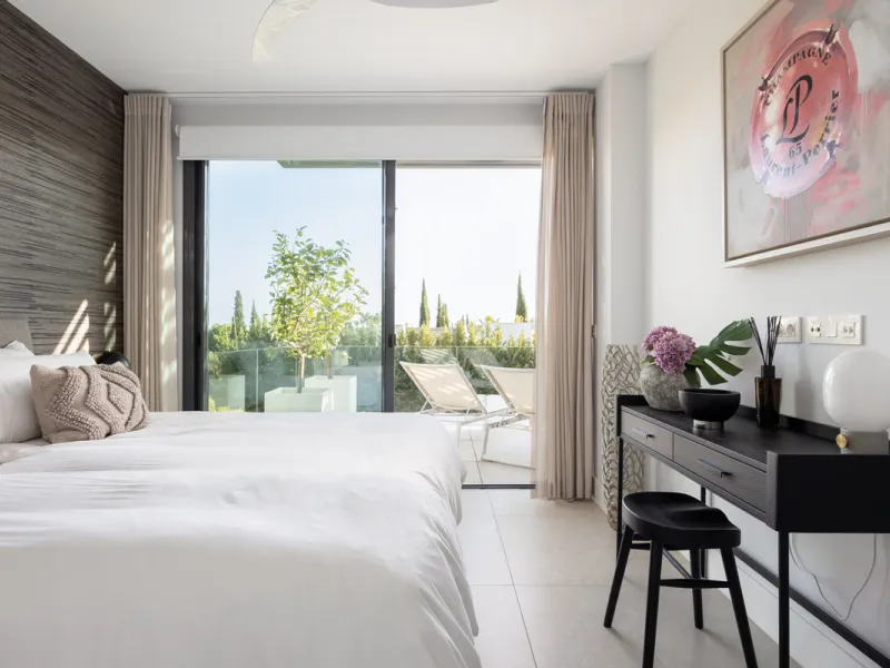 This beautifully designed two-bedroom, two-bathroom apartment offers a harmonious blend of comfort and sophistication in one of the most sought-after areas of the Golf Valley. Located in Urbanization Aqualina wiith 112 m² of interior living space and a ge