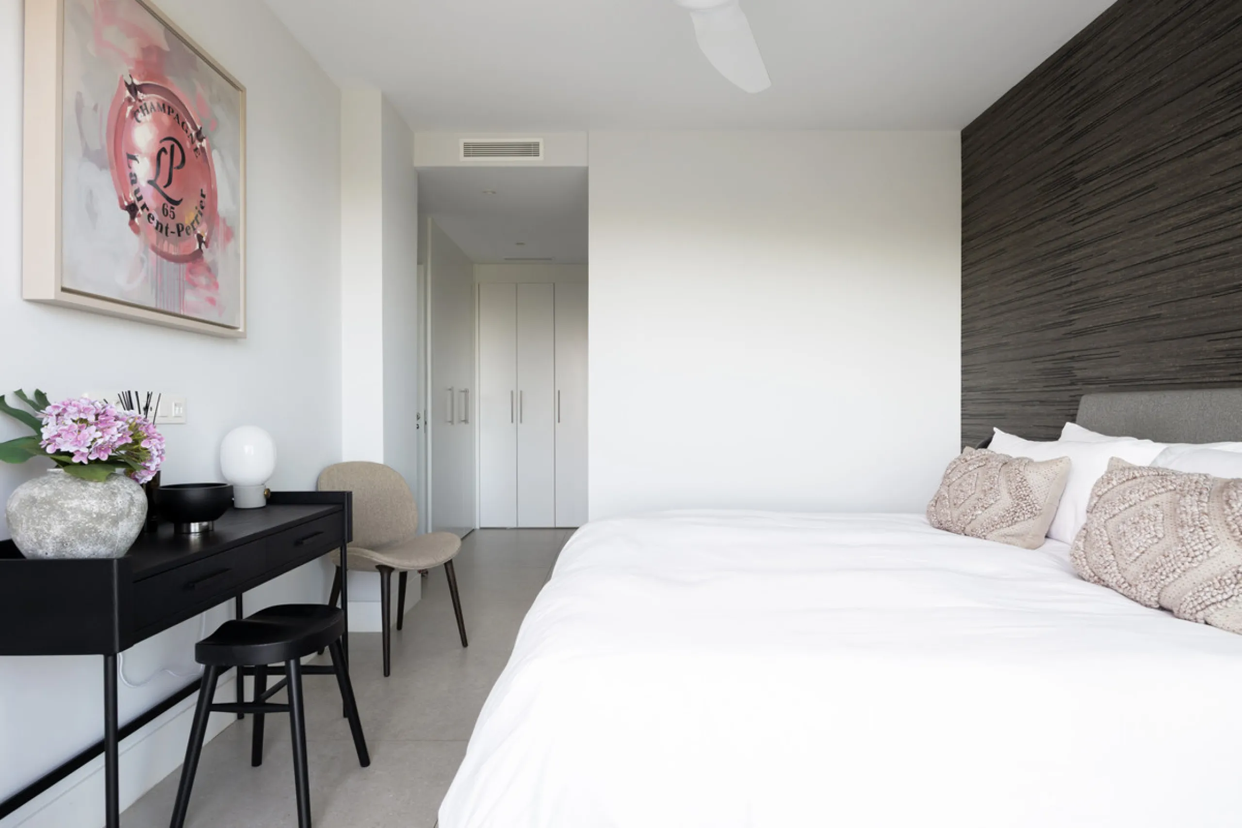 This beautifully designed two-bedroom, two-bathroom apartment offers a harmonious blend of comfort and sophistication in one of the most sought-after areas of the Golf Valley. Located in Urbanization Aqualina wiith 112 m² of interior living space and a ge