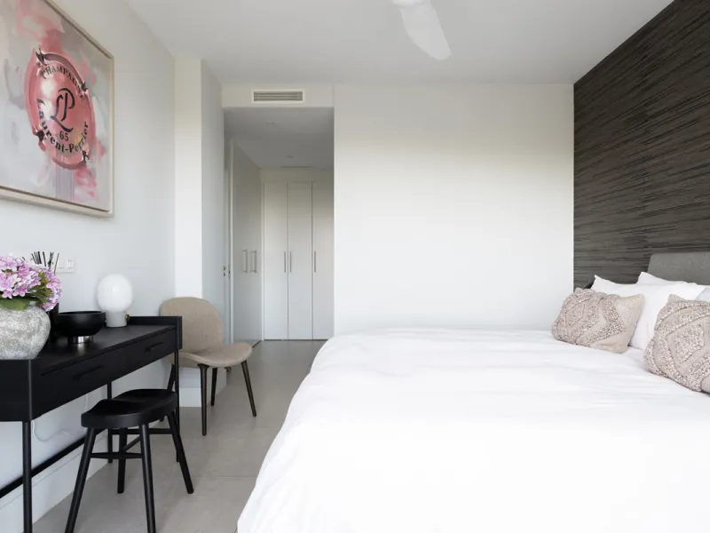 This beautifully designed two-bedroom, two-bathroom apartment offers a harmonious blend of comfort and sophistication in one of the most sought-after areas of the Golf Valley. Located in Urbanization Aqualina wiith 112 m² of interior living space and a ge