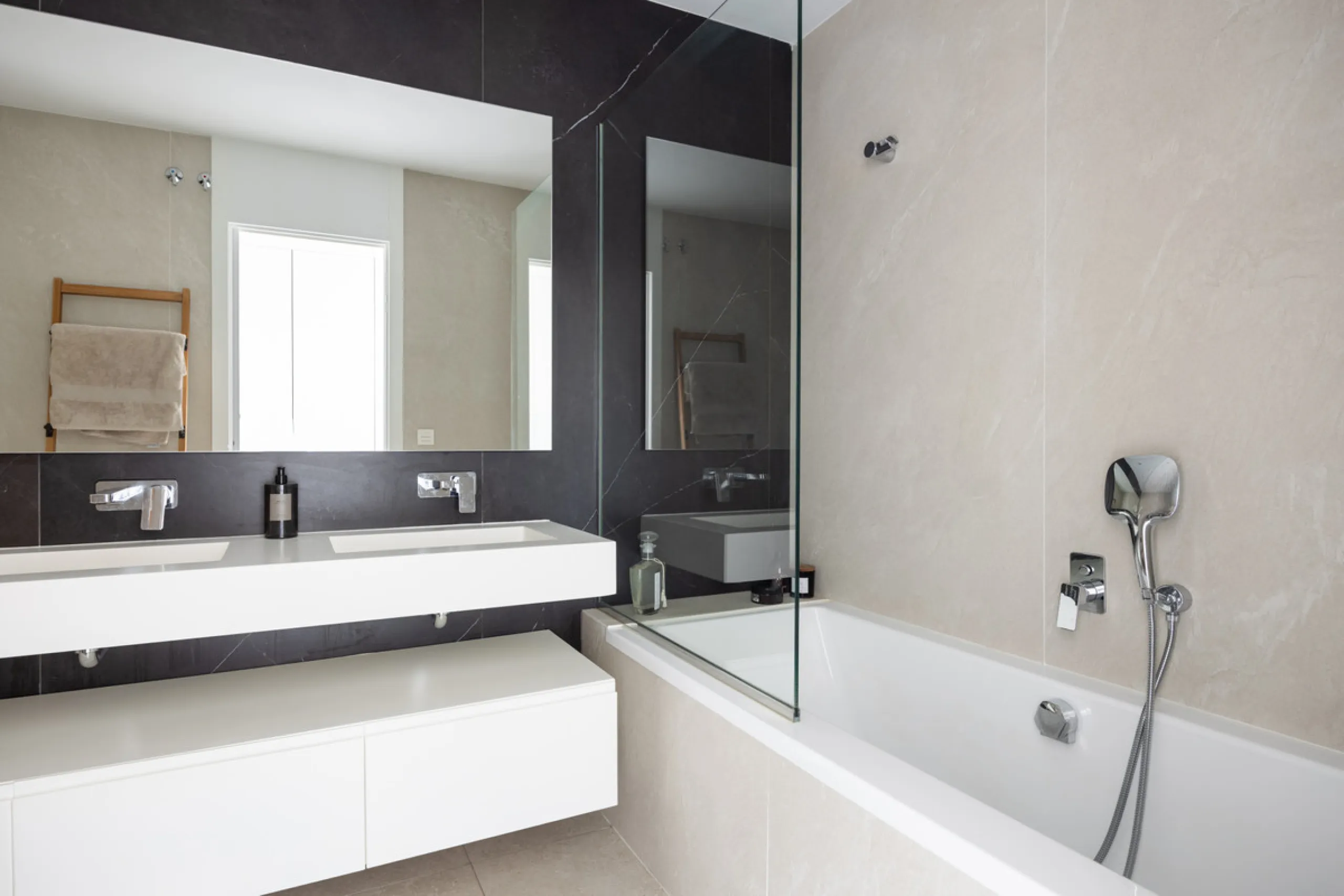 This beautifully designed two-bedroom, two-bathroom apartment offers a harmonious blend of comfort and sophistication in one of the most sought-after areas of the Golf Valley. Located in Urbanization Aqualina wiith 112 m² of interior living space and a ge