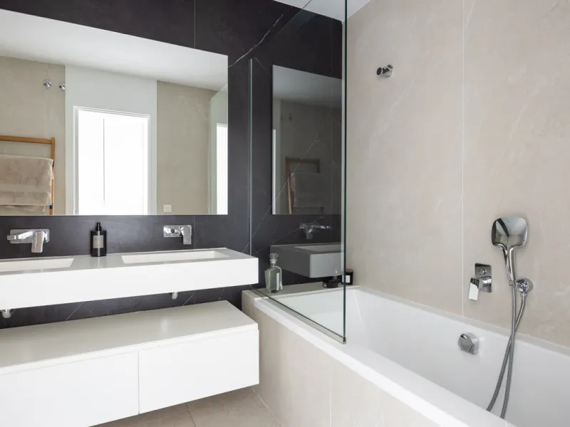This beautifully designed two-bedroom, two-bathroom apartment offers a harmonious blend of comfort and sophistication in one of the most sought-after areas of the Golf Valley. Located in Urbanization Aqualina wiith 112 m² of interior living space and a ge