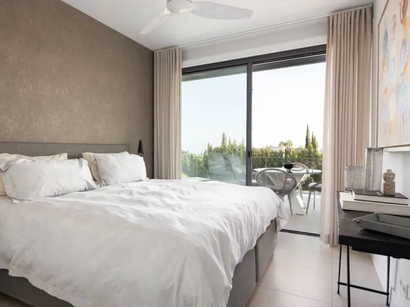 This beautifully designed two-bedroom, two-bathroom apartment offers a harmonious blend of comfort and sophistication in one of the most sought-after areas of the Golf Valley. Located in Urbanization Aqualina wiith 112 m² of interior living space and a ge