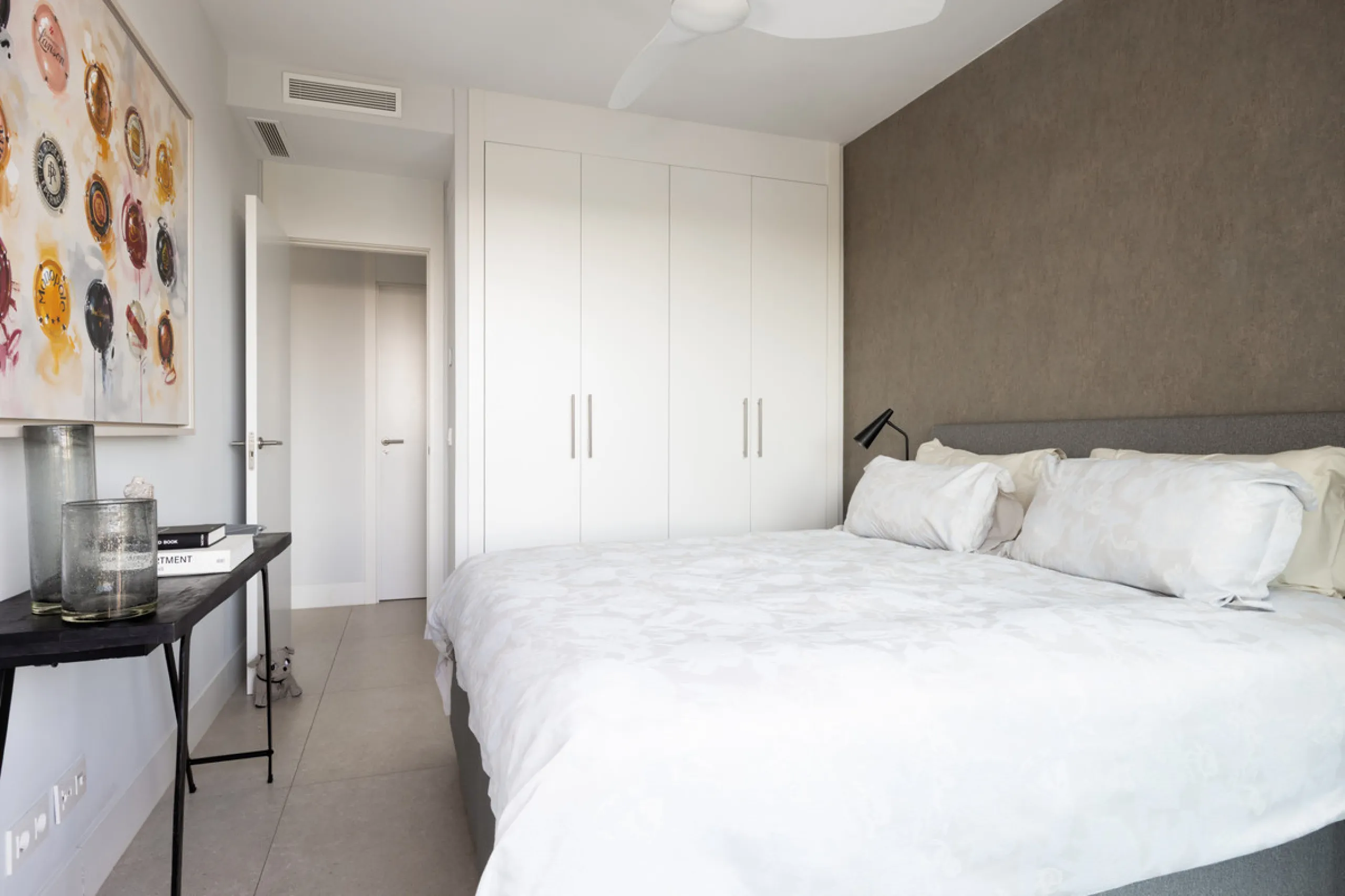 This beautifully designed two-bedroom, two-bathroom apartment offers a harmonious blend of comfort and sophistication in one of the most sought-after areas of the Golf Valley. Located in Urbanization Aqualina wiith 112 m² of interior living space and a ge